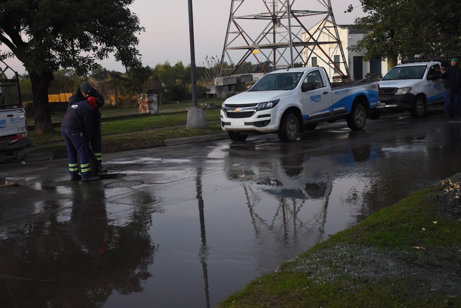 Gran pérdida de agua en la Avenida Alem a la altura de calle Calchines.foto Flavio Raina