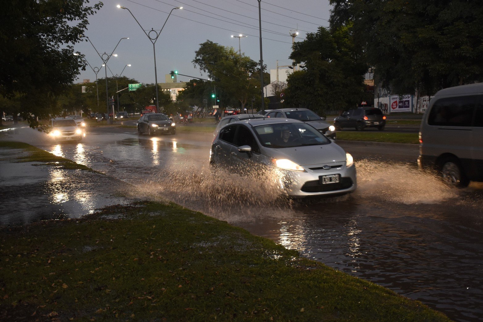 Gran pérdida de agua en la Avenida Alem a la altura de calle Calchines.foto Flavio Raina