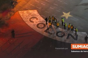 El centro del cosmos. Para cada hincha sabalero, Colón es "mi universo paralelo". La estrella que llegó de la noche de San Juan, en medio de la pandemia, para quedarse en Santa Fe de por vida. Compraría un palco en tu ventana para verte abrir los ojos con el sol cada mañana. Foto: Fernando Nicola.