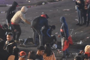 El preciso momento en que Ríos es asistido por sus amigos, minutos después de haber sido baleado. Crédito: Mauricio Garín