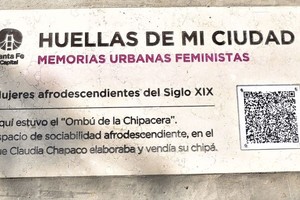 La segunda baldosa se colocó en 9 de Julio e Ilia, lugar donde se encontraba el ombú de la Chipacera. Fue en marzo, para homenajear a mujeres afrodescendientes.