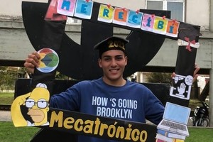 El cartel de "Me recibí" y la sonrisa de alegría de Luka, frente al edificio de la facultad regional, lo dicen todo. / Gentileza