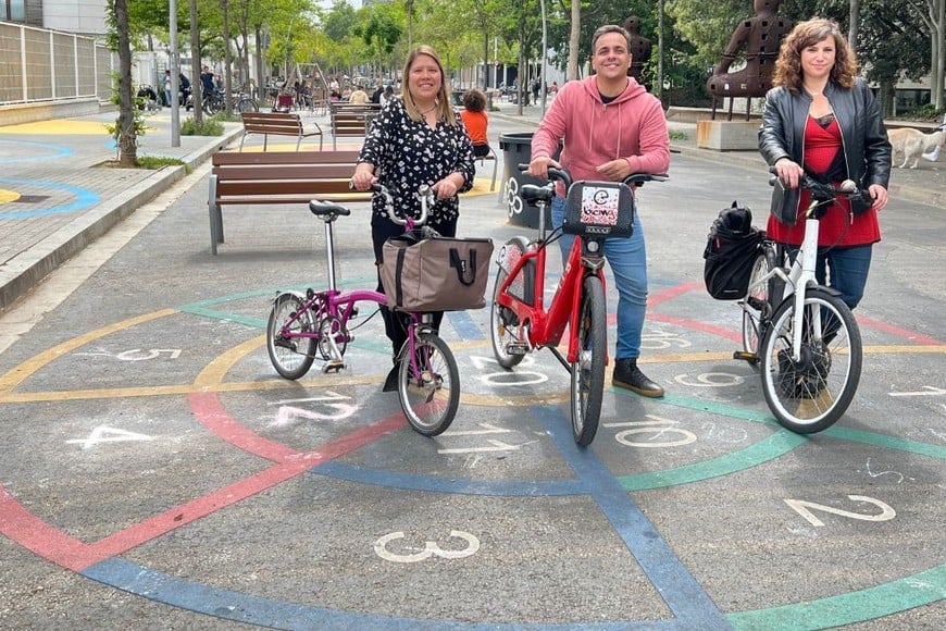 María Elisa Ojeda, representante de la Agencia de Movilidad Activa; Joaquín Azcurrain, integrante de CicloCiudad/Igualdad; y Silvia Casorrán, jefa del equipo de Movilidad y Accesibilidad del Ayuntamiento de Barcelona.  Crédito: Gentileza