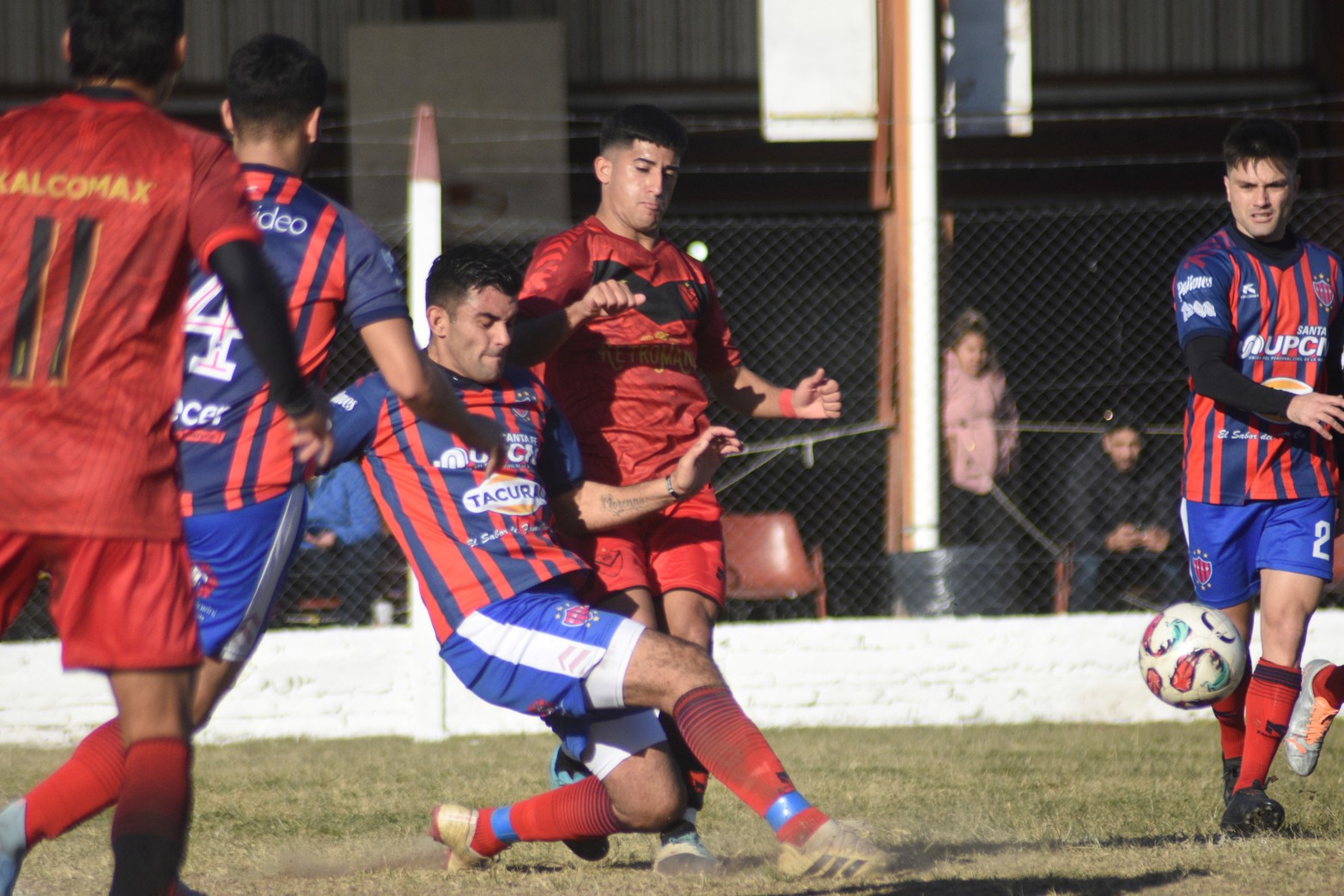 Por la Liga Santafesina de Fútbol, el puntero La Perla empató 2 a 2 en su visita a Newell´s