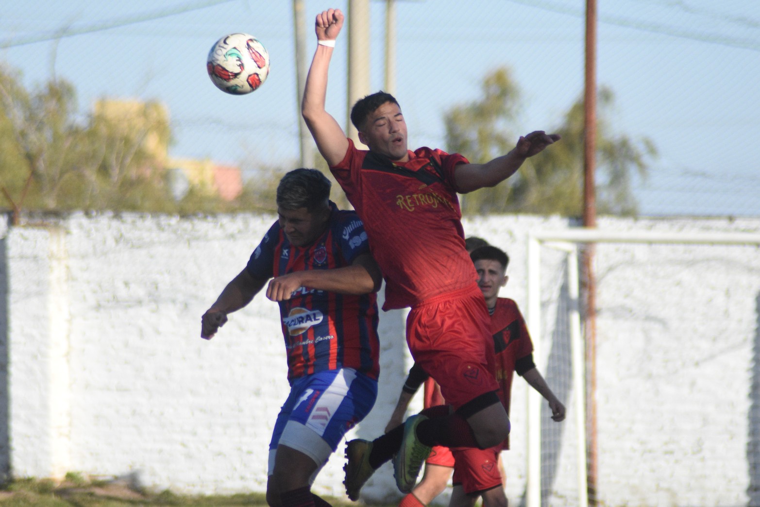 Por la Liga Santafesina de Fútbol, el puntero La Perla empató 2 a 2 en su visita a Newell´s