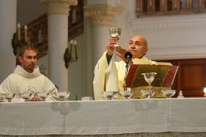 Monseñor Sergio Alfredo Fenoy ordenó sacerdote al diácono José Luis Lovato, oriundo de la localidad de Llambi Campbell. / Gentileza