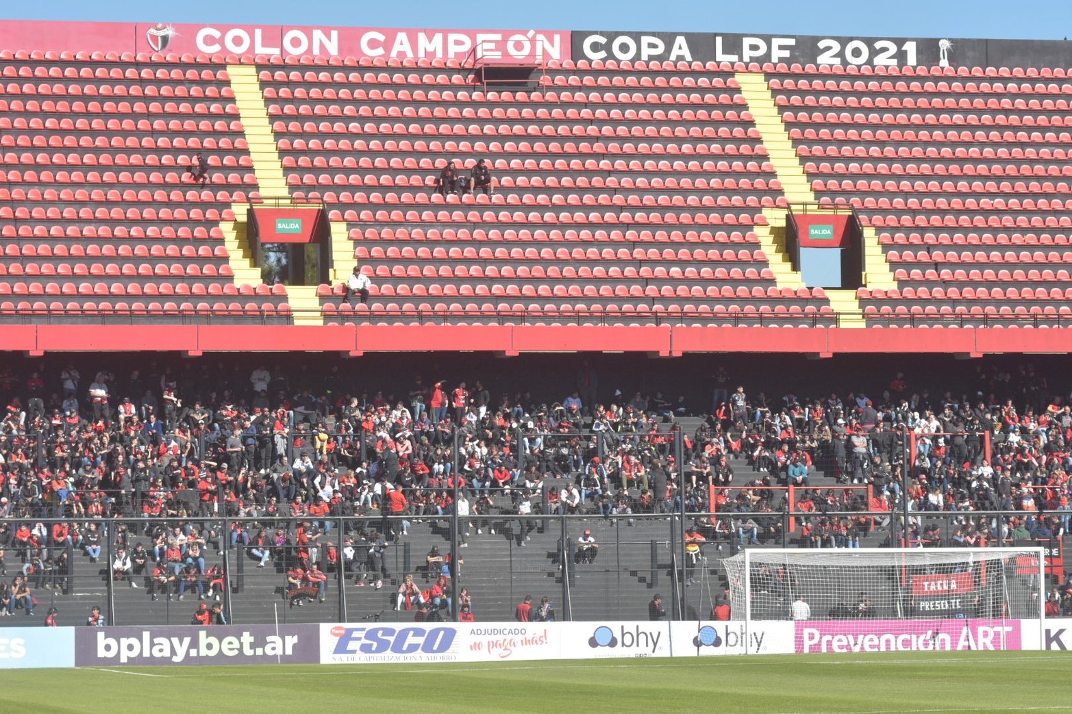 Los hinchas de Colón ingresando al Estadio