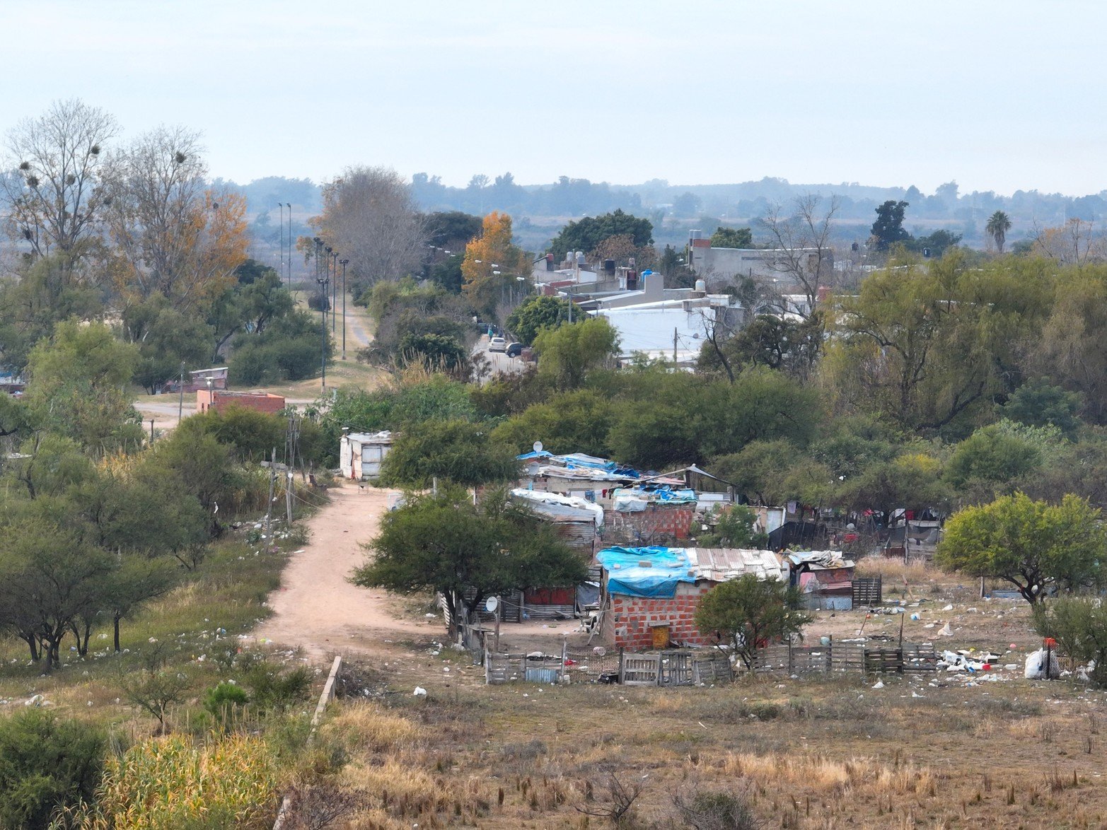 Así está hoy. En 2 meses licitarán la nueva costanera Paseo de la Laguna Néstor Kirchner y estiman terminarla para fin de año. La primera etapa del plan integral se realizará bajo un presupuesto oficial que ronda los $ 400 millones.  De concretarse la ciudad ganaría mas  paseo con vista al agua.. Foto Fernando Nicola