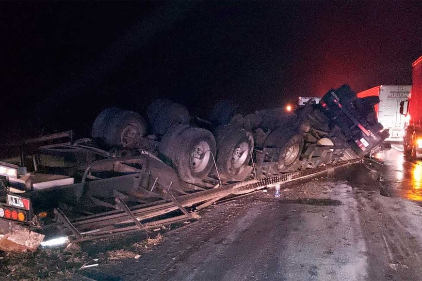 Así quedó el camión volcado en la RN 19. Crédito: El Litoral