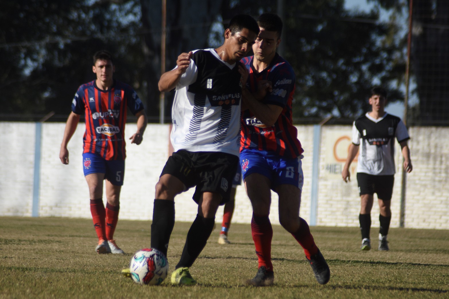 La Perla ganó 2 a 1 a Nacional y  sigue puntero del torneo de la liga Santafesina de fútbol.