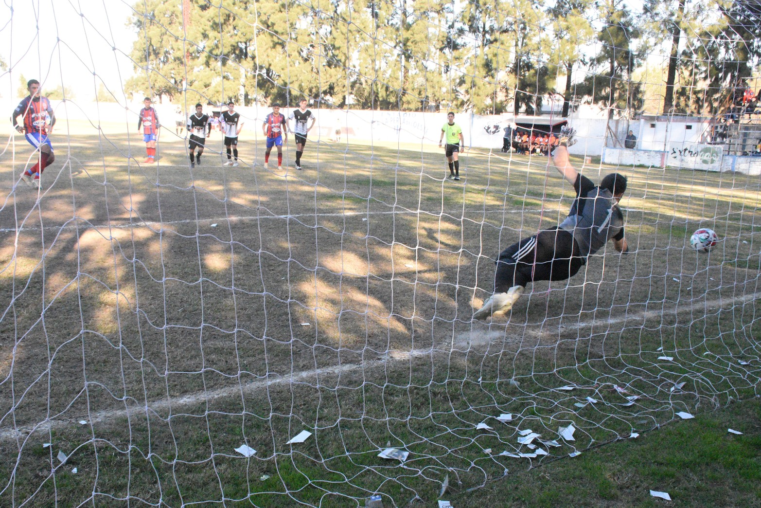 La Perla ganó 2 a 1 a Nacional y  sigue puntero del torneo de la liga Santafesina de fútbol.