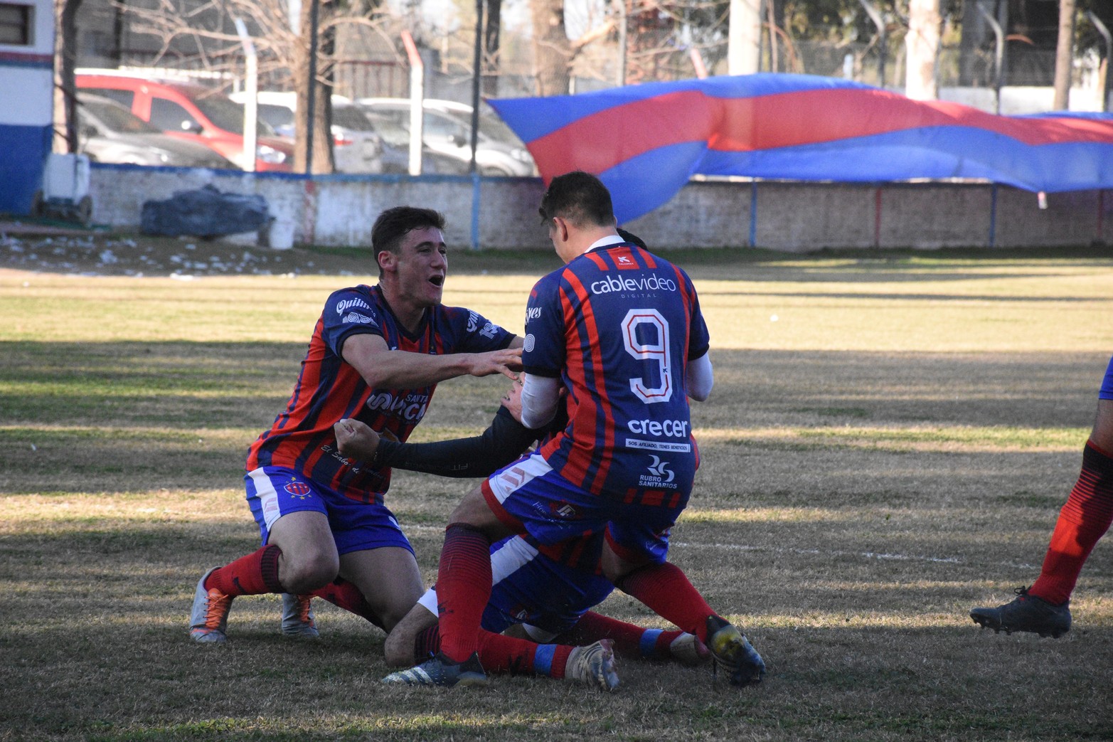 La Perla ganó 2 a 1 a Nacional y  sigue puntero del torneo de la liga Santafesina de fútbol.