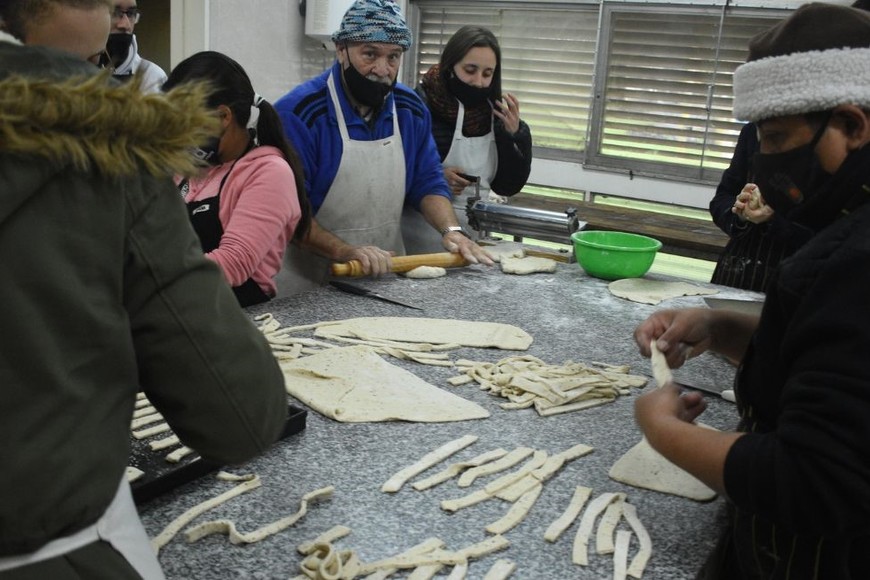 A pleno. La comunidad trabajadora de Emilianas recibió el apoyo de estudiantes universitarios para preparar un catering para 400 personas.  Crédito: Guillermo Di Salvatore.