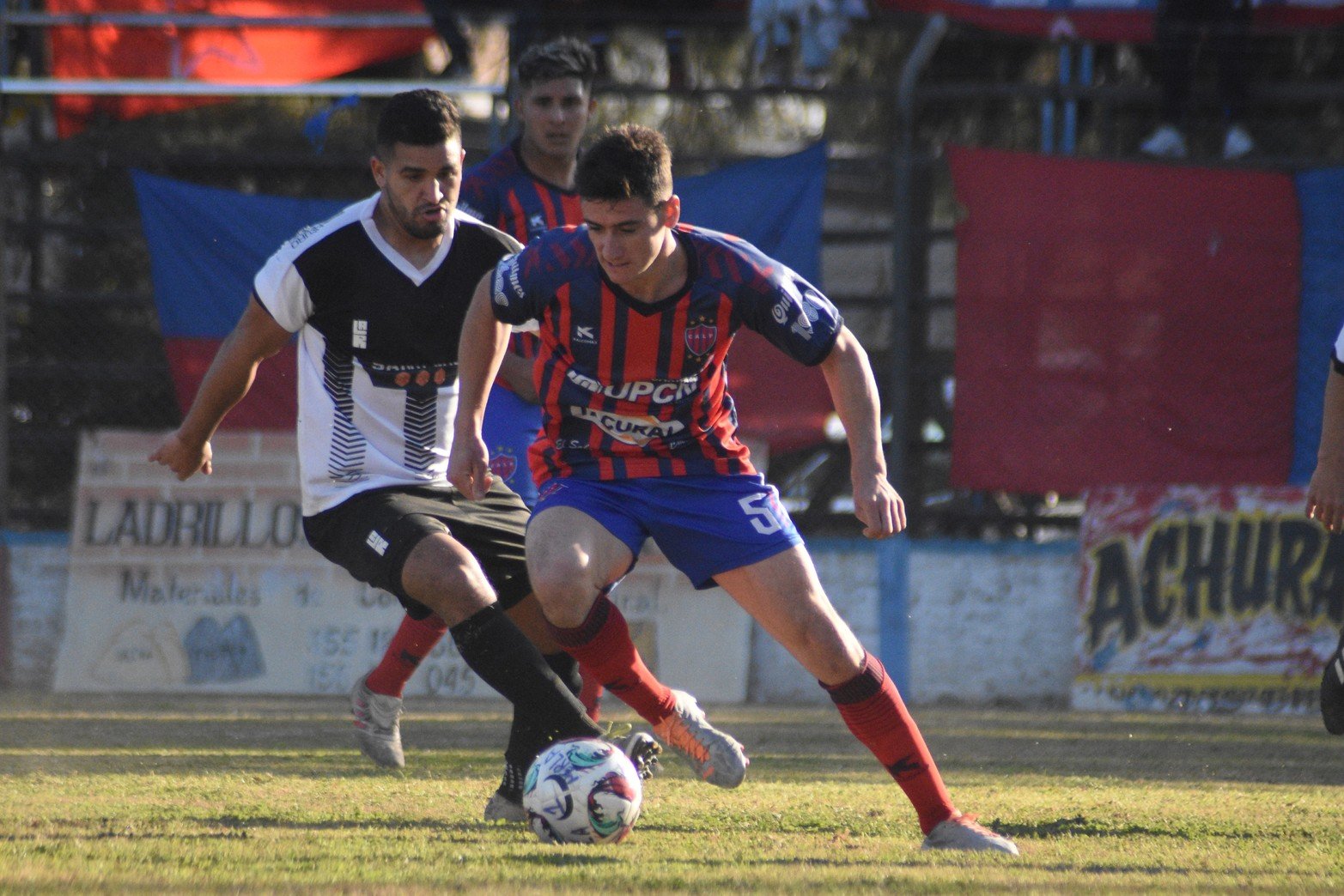 La Perla ganó 2 a 1 a Nacional y  sigue puntero del torneo de la liga Santafesina de fútbol.