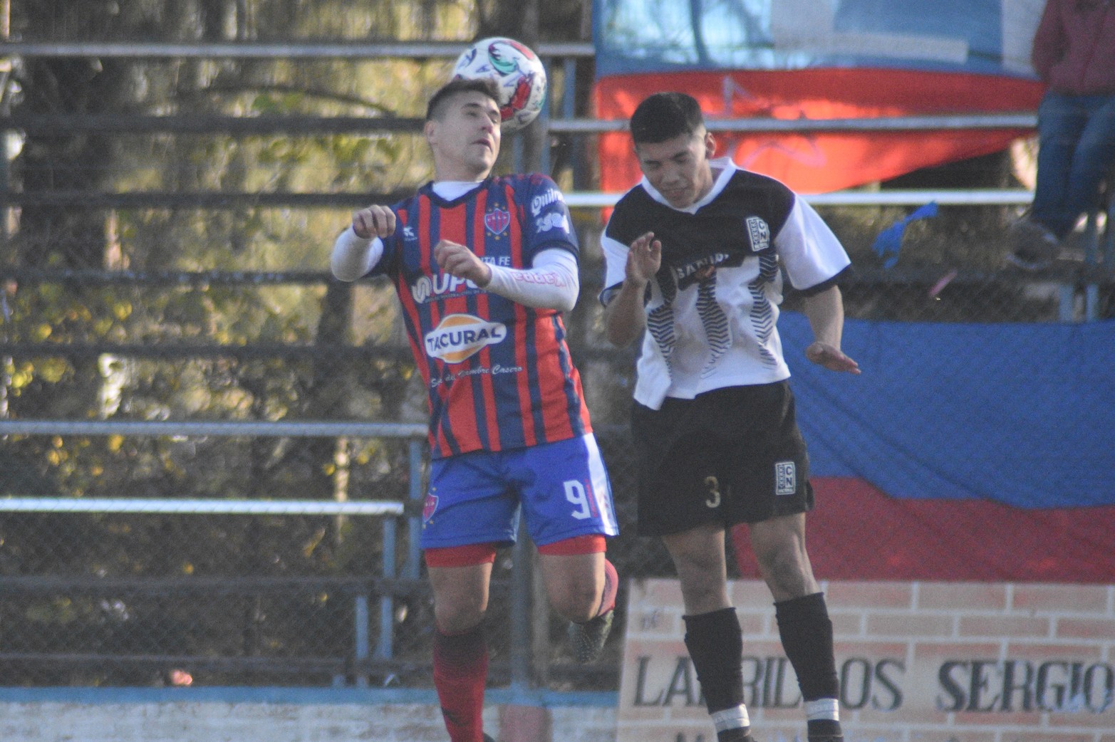 La Perla ganó 2 a 1 a Nacional y  sigue puntero del torneo de la liga Santafesina de fútbol.