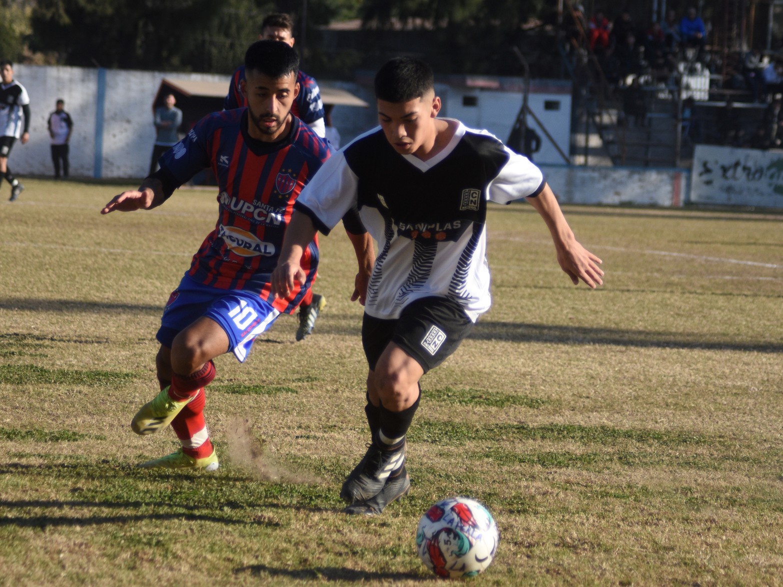 La Perla ganó 2 a 1 a Nacional y  sigue puntero del torneo de la liga Santafesina de fútbol.