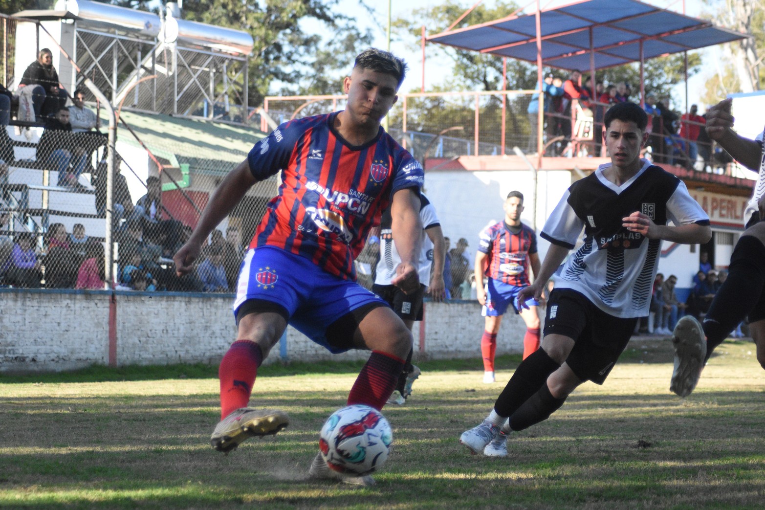 La Perla ganó 2 a 1 a Nacional y  sigue puntero del torneo de la liga Santafesina de fútbol.