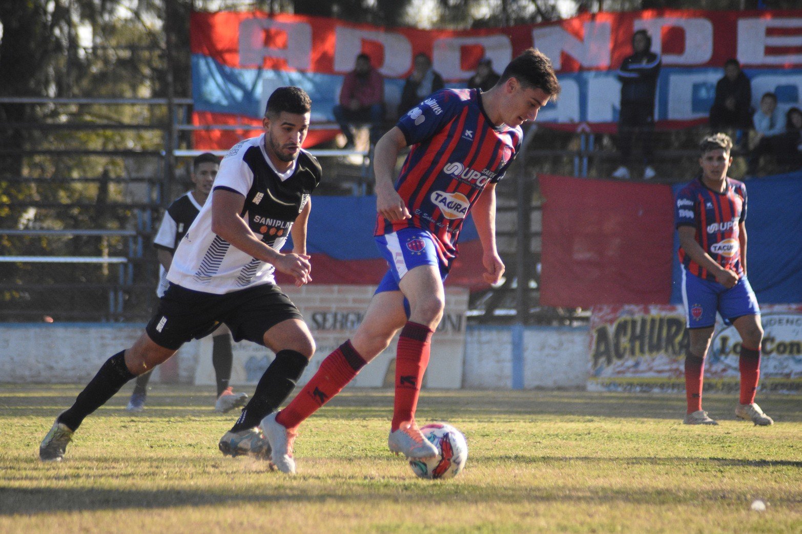 La Perla ganó 2 a 1 a Nacional y  sigue puntero del torneo de la liga Santafesina de fútbol.