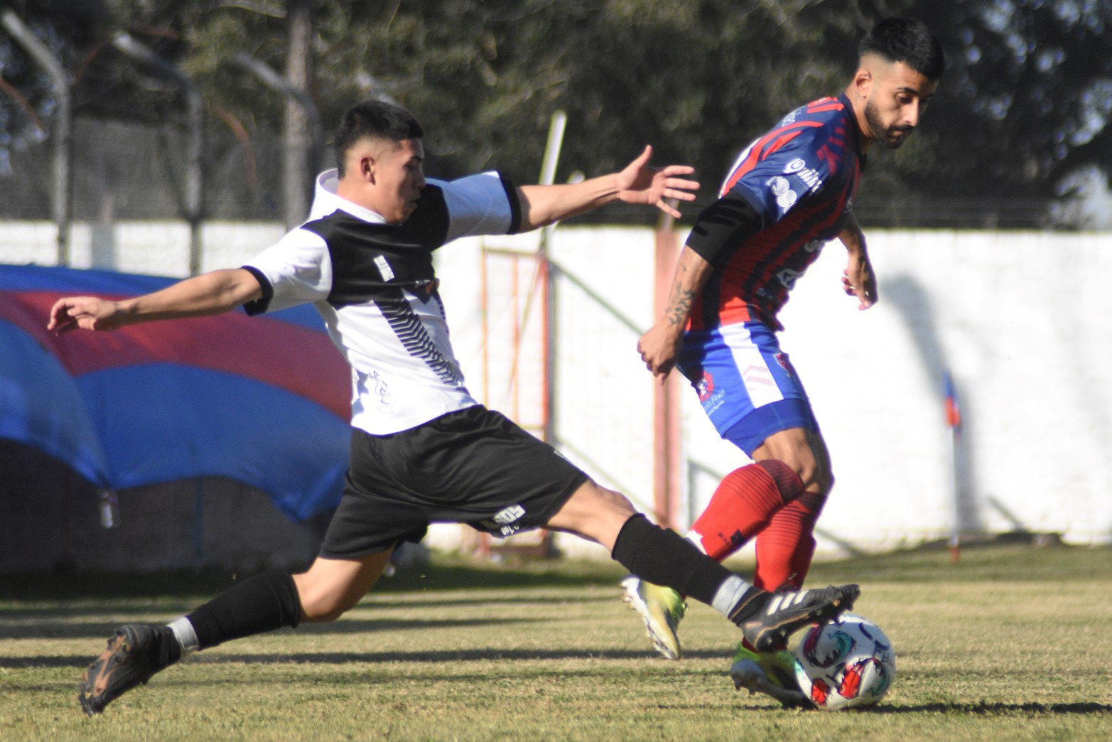 La Perla ganó 2 a 1 a Nacional y  sigue puntero del torneo de la liga Santafesina de fútbol.