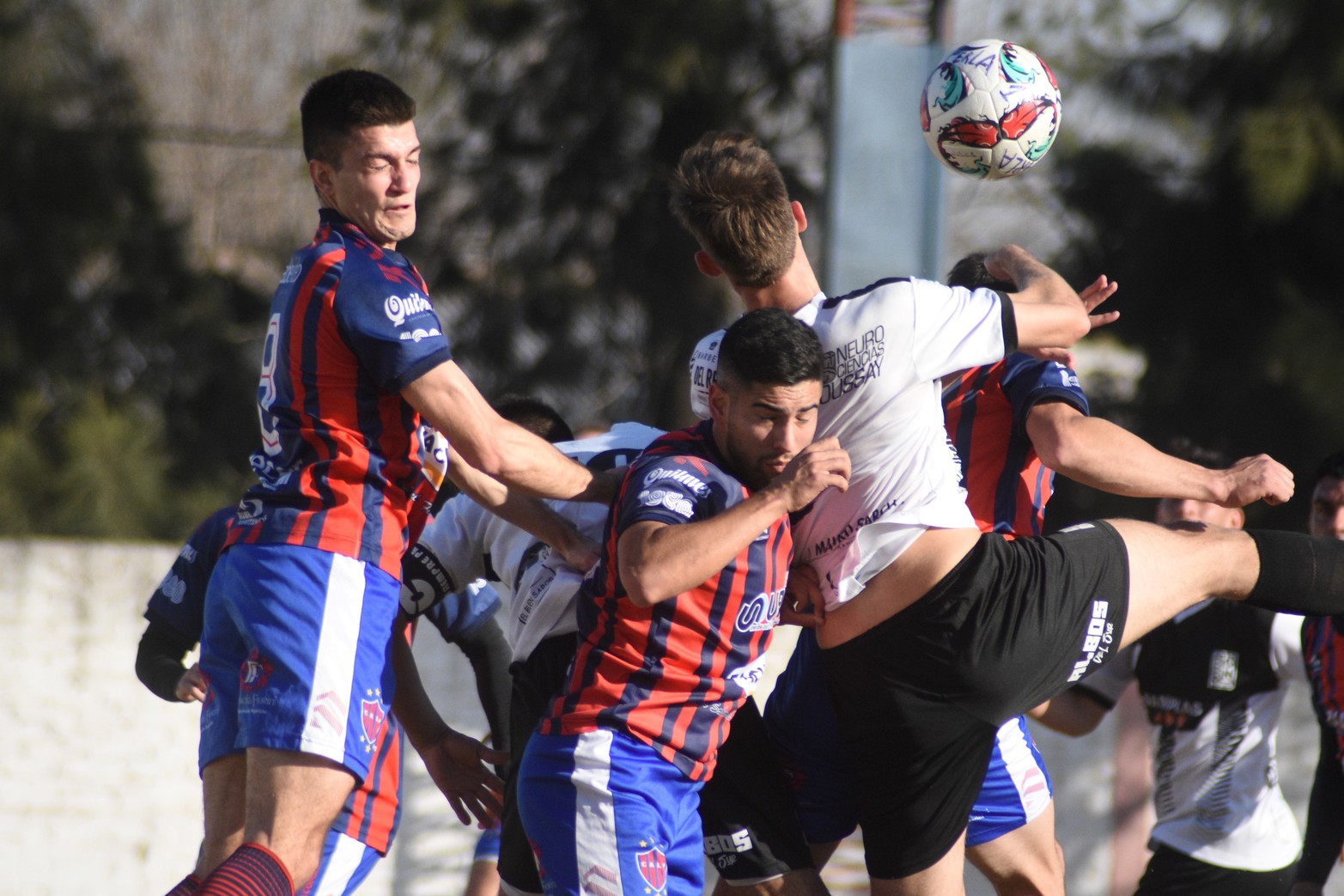 La Perla ganó 2 a 1 a Nacional y  sigue puntero del torneo de la liga Santafesina de fútbol.