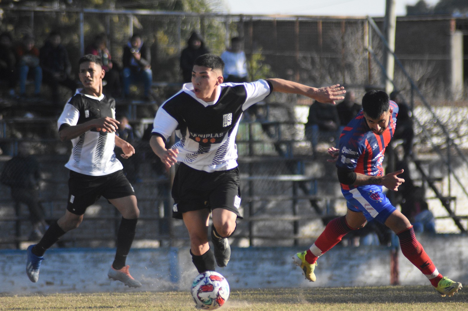 La Perla ganó 2 a 1 a Nacional y  sigue puntero del torneo de la liga Santafesina de fútbol.