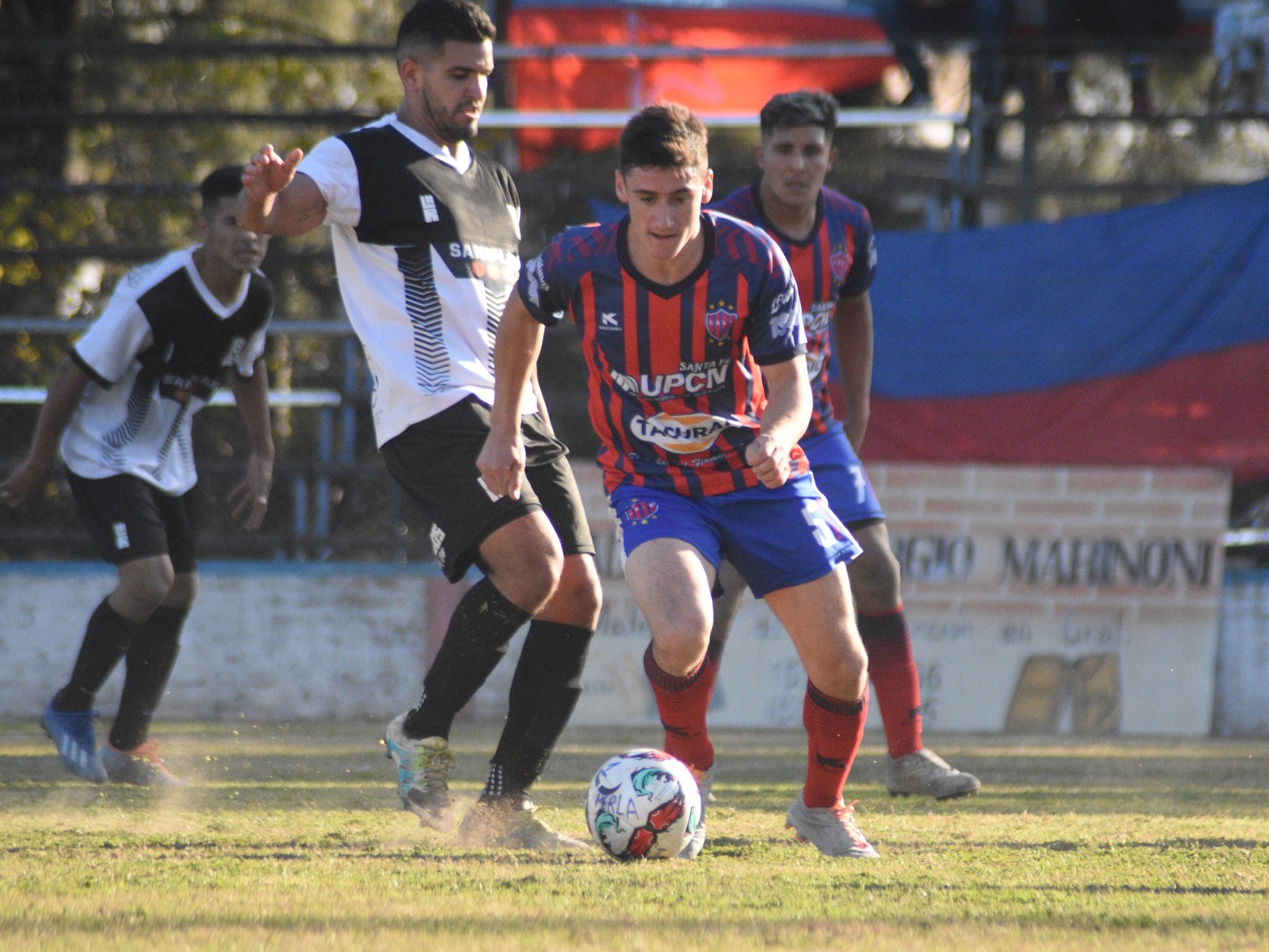 La Perla ganó 2 a 1 a Nacional y  sigue puntero del torneo de la liga Santafesina de fútbol.