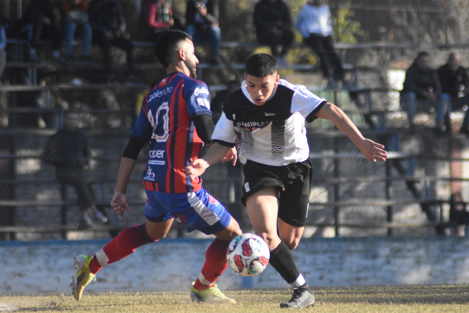 La Perla ganó 2 a 1 a Nacional y  sigue puntero del torneo de la liga Santafesina de fútbol.