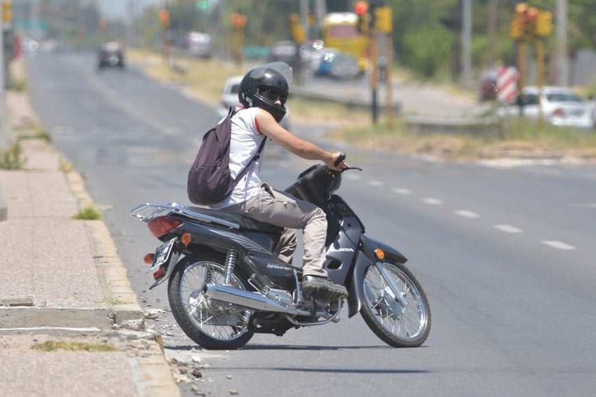 Soperez solicitó a la Agencia Provincial de Seguridad Vial la instalación de fotomultas en la zona de la autovía, porque los automovilistas "se suben al cantero central o pasan semáforos en rojo". Crédito: Archivo El Litoral / Mauricio Garín