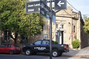 Los internos "boquetearon" el cielorraso de un baño (de uso policial)y, con ayuda de una escalera, escaparon por los techos de la dependencia. Tras una buena reacción, los agentes lograron atraparlos.