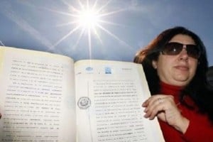 Ángeles Durán asegura con un documento que compró el Sol.