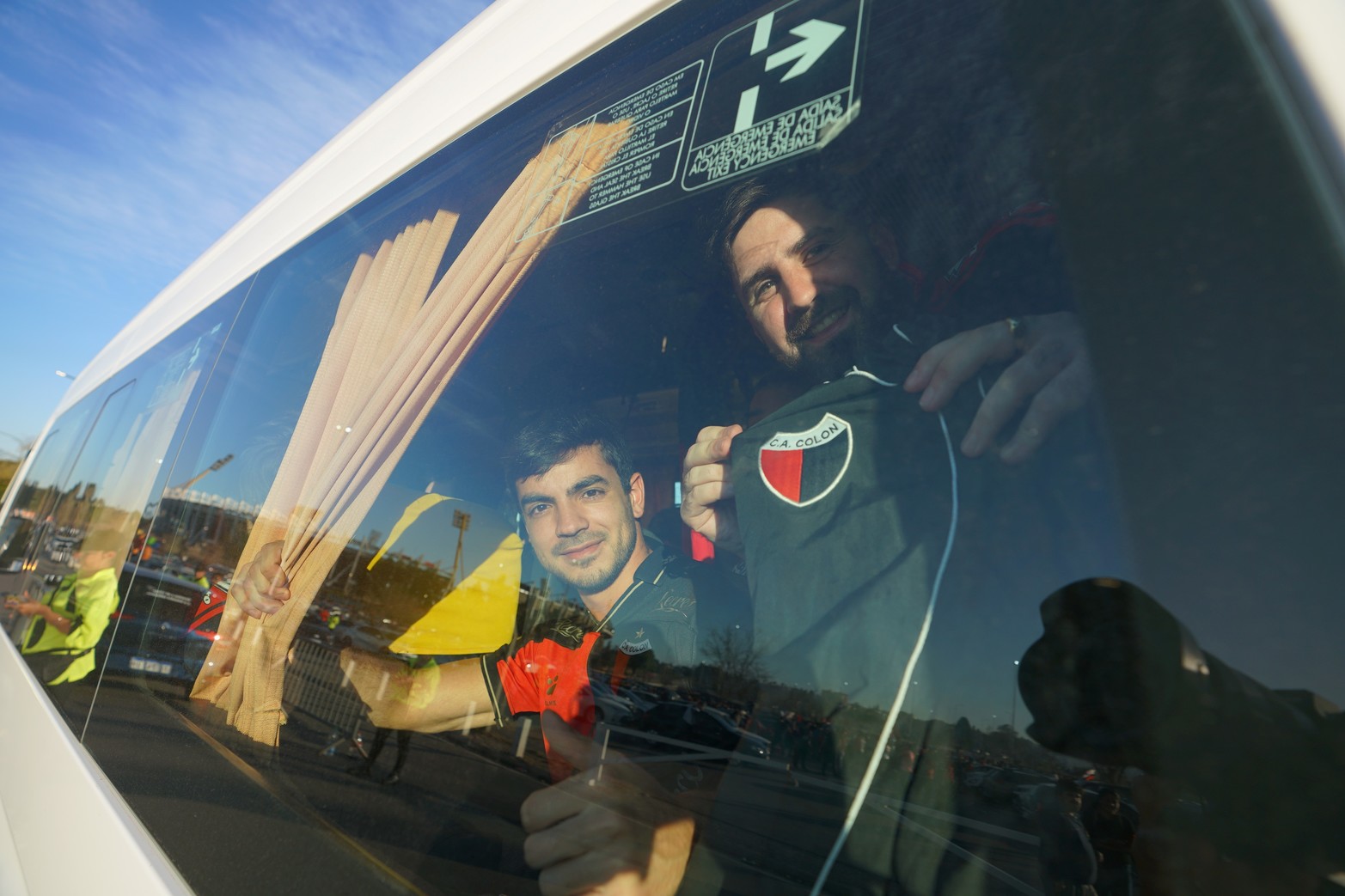 Gran cantidad de hinchas sabaleros ya llegaron al Estadio Kempes para asistir al encuentro de Colón con Talleres.