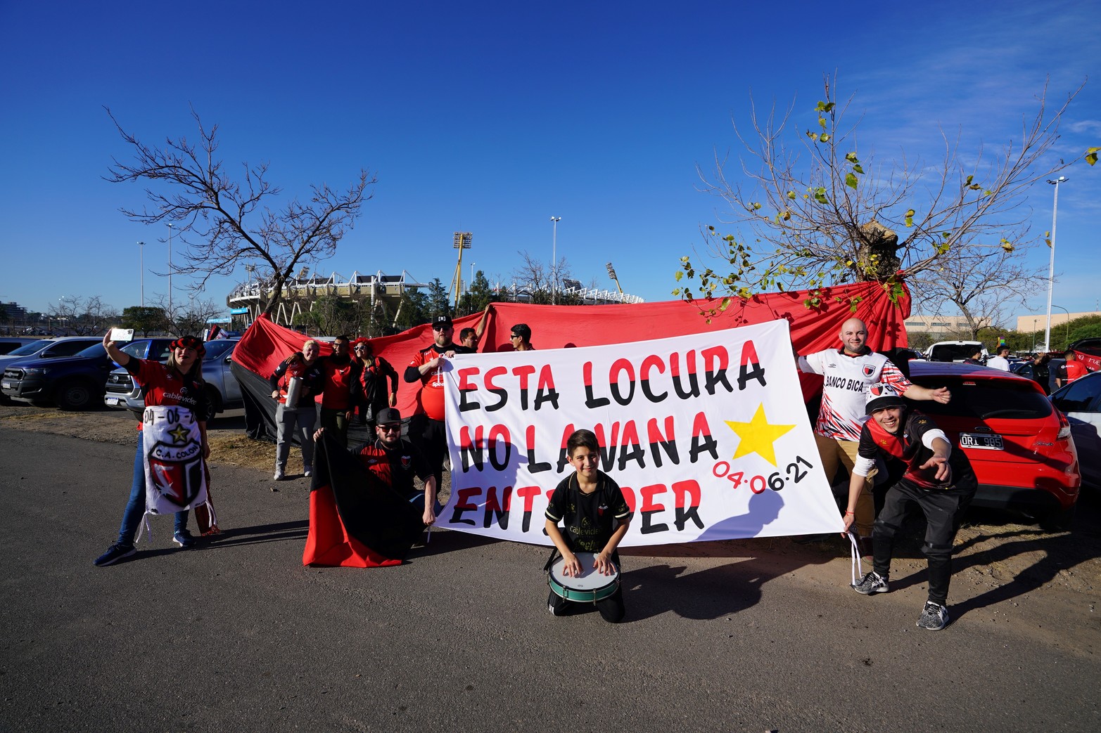 Gran cantidad de hinchas sabaleros ya llegaron al Estadio Kempes para asistir al encuentro de Colón con Talleres.