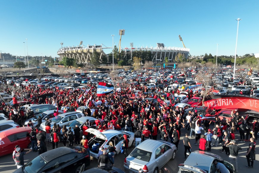 En fotos: llegan los hinchas de Colón al Estadio Kempes