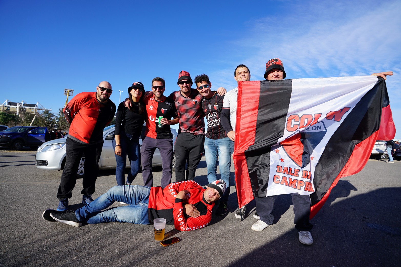 Gran cantidad de hinchas sabaleros ya llegaron al Estadio Kempes para asistir al encuentro de Colón con Talleres.