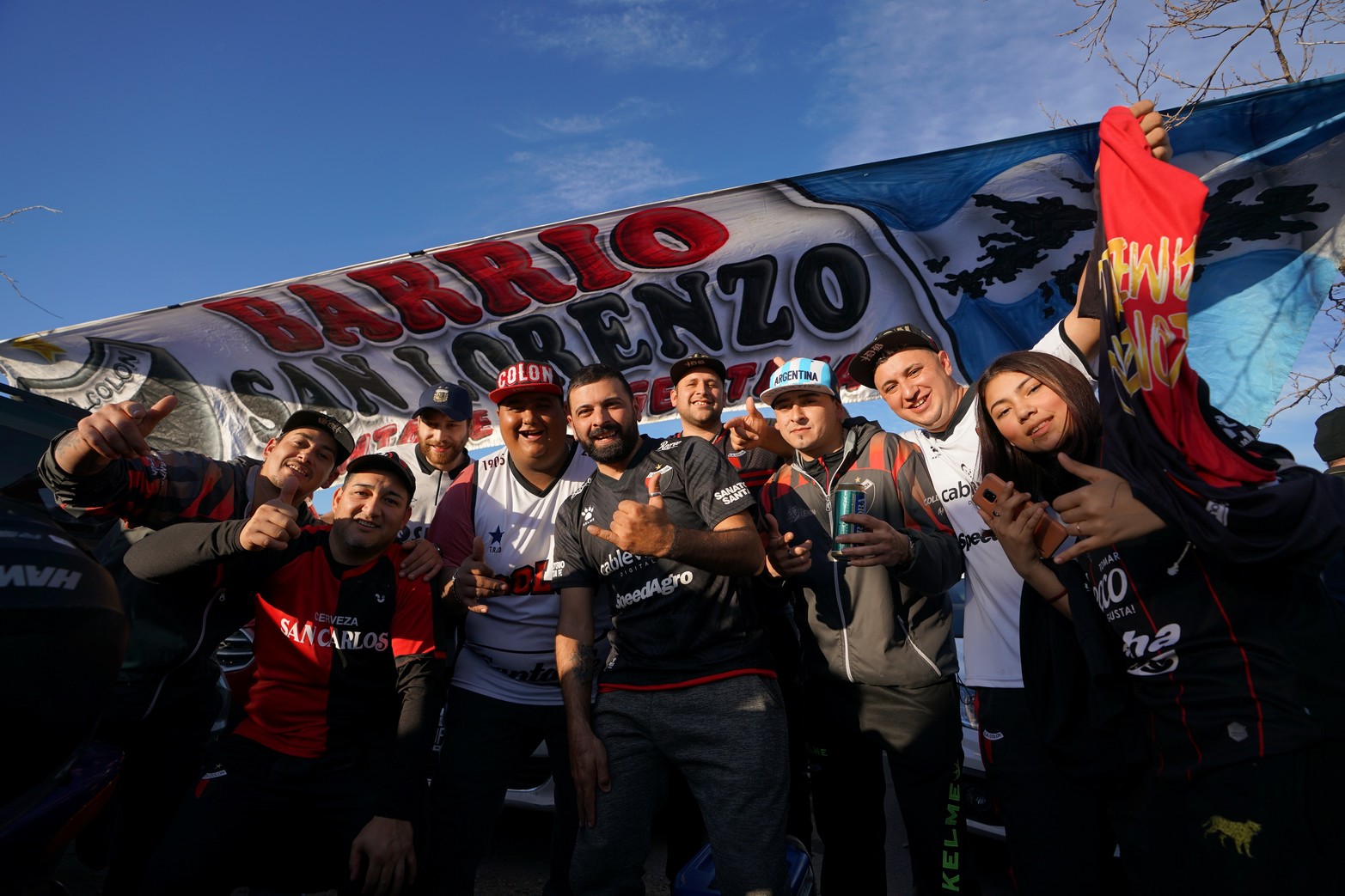 Gran cantidad de hinchas sabaleros ya llegaron al Estadio Kempes para asistir al encuentro de Colón con Talleres.