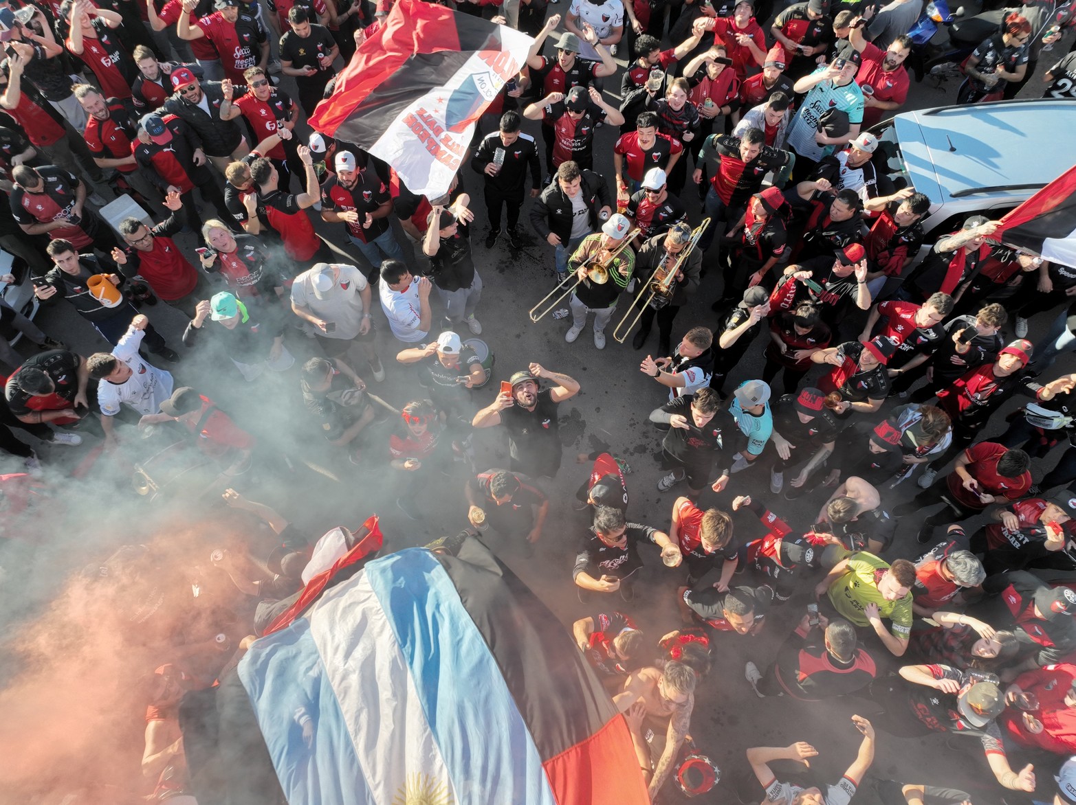 Gran cantidad de hinchas sabaleros ya llegaron al Estadio Kempes para asistir al encuentro de Colón con Talleres. Foto: Fernando Nicola