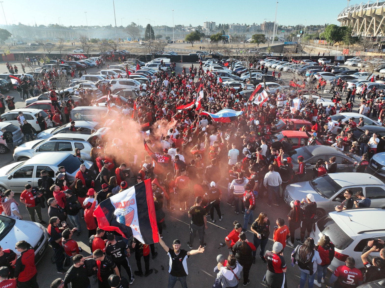 Gran cantidad de hinchas sabaleros ya llegaron al Estadio Kempes para asistir al encuentro de Colón con Talleres. Foto: Fernando Nicola