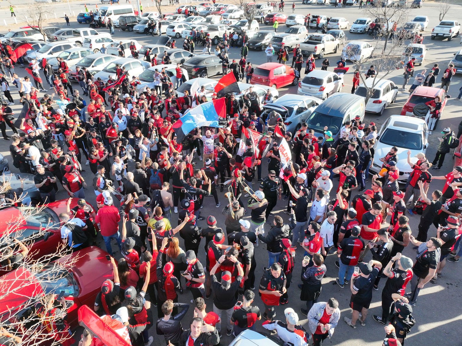 Gran cantidad de hinchas sabaleros ya llegaron al Estadio Kempes para asistir al encuentro de Colón con Talleres. Foto: Fernando Nicola