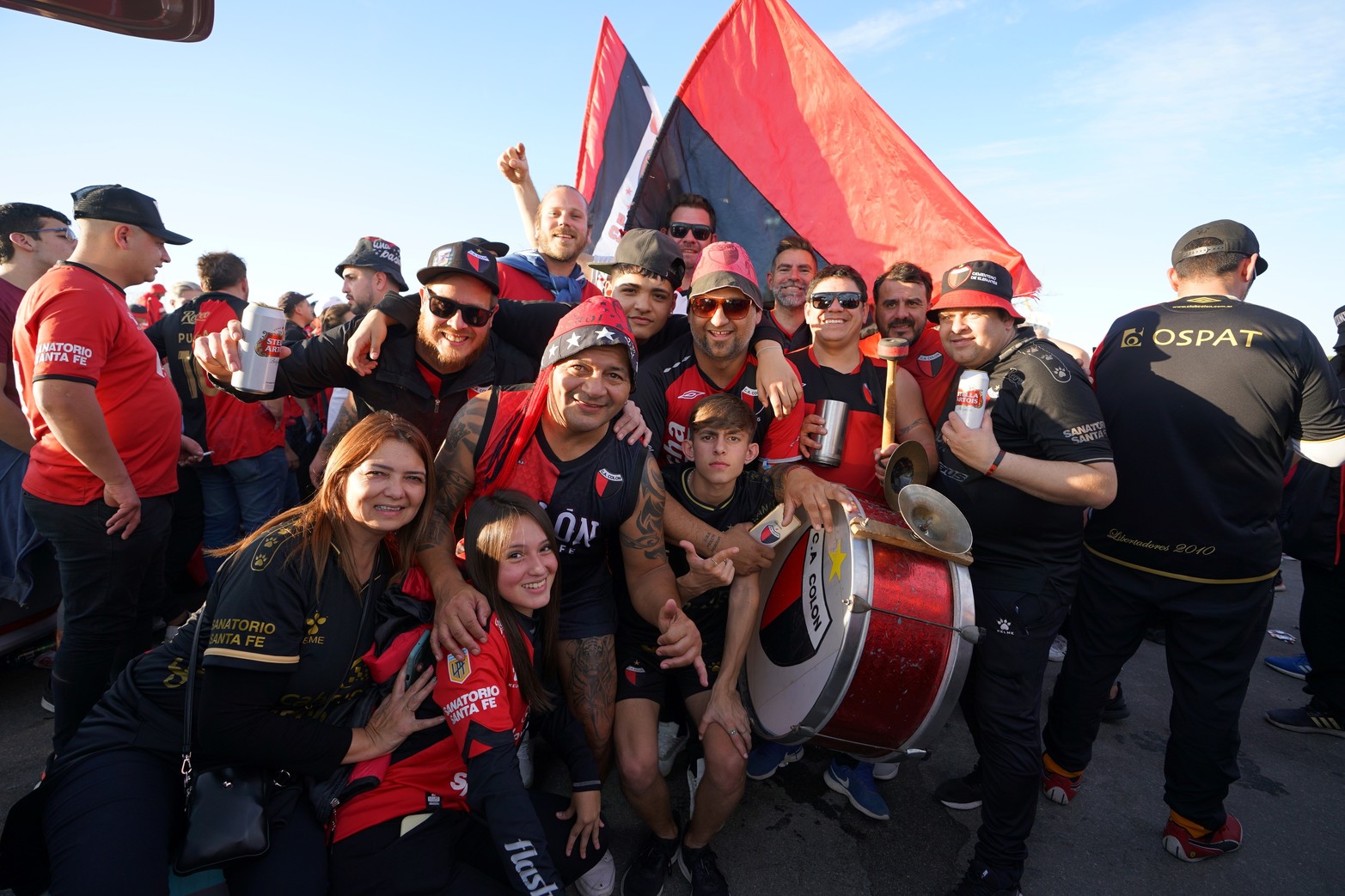 Gran cantidad de hinchas sabaleros ya llegaron al Estadio Kempes para asistir al encuentro de Colón con Talleres.