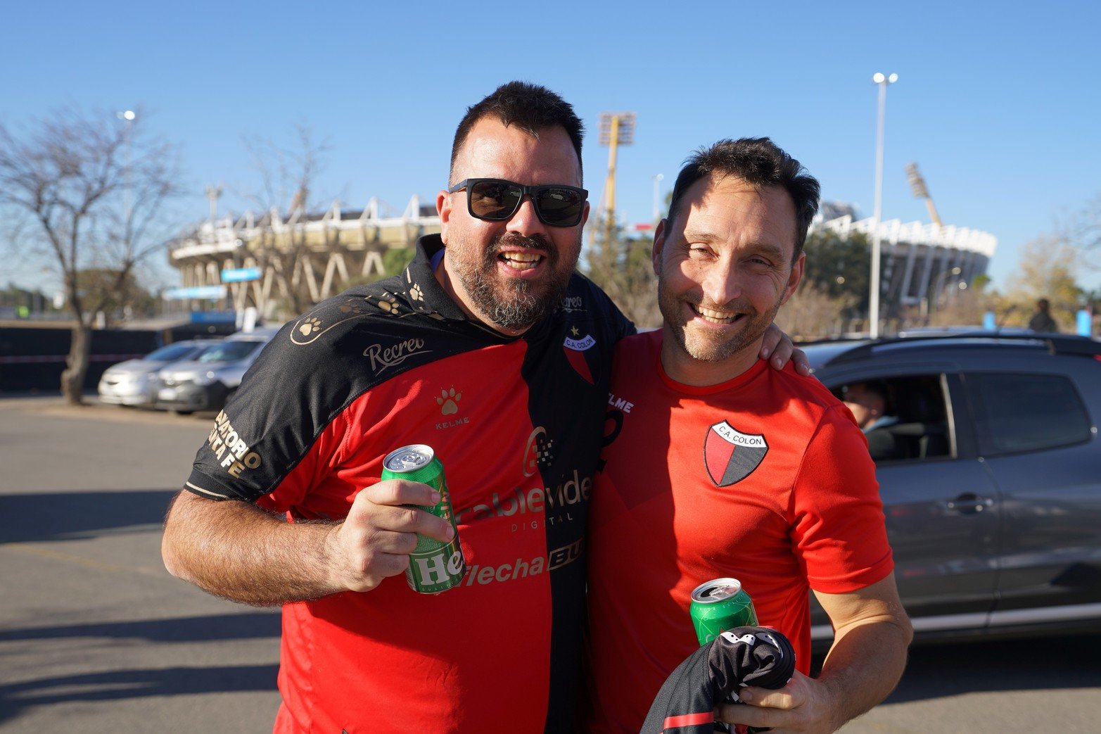 Gran cantidad de hinchas sabaleros ya llegaron al Estadio Kempes para asistir al encuentro de Colón con Talleres.