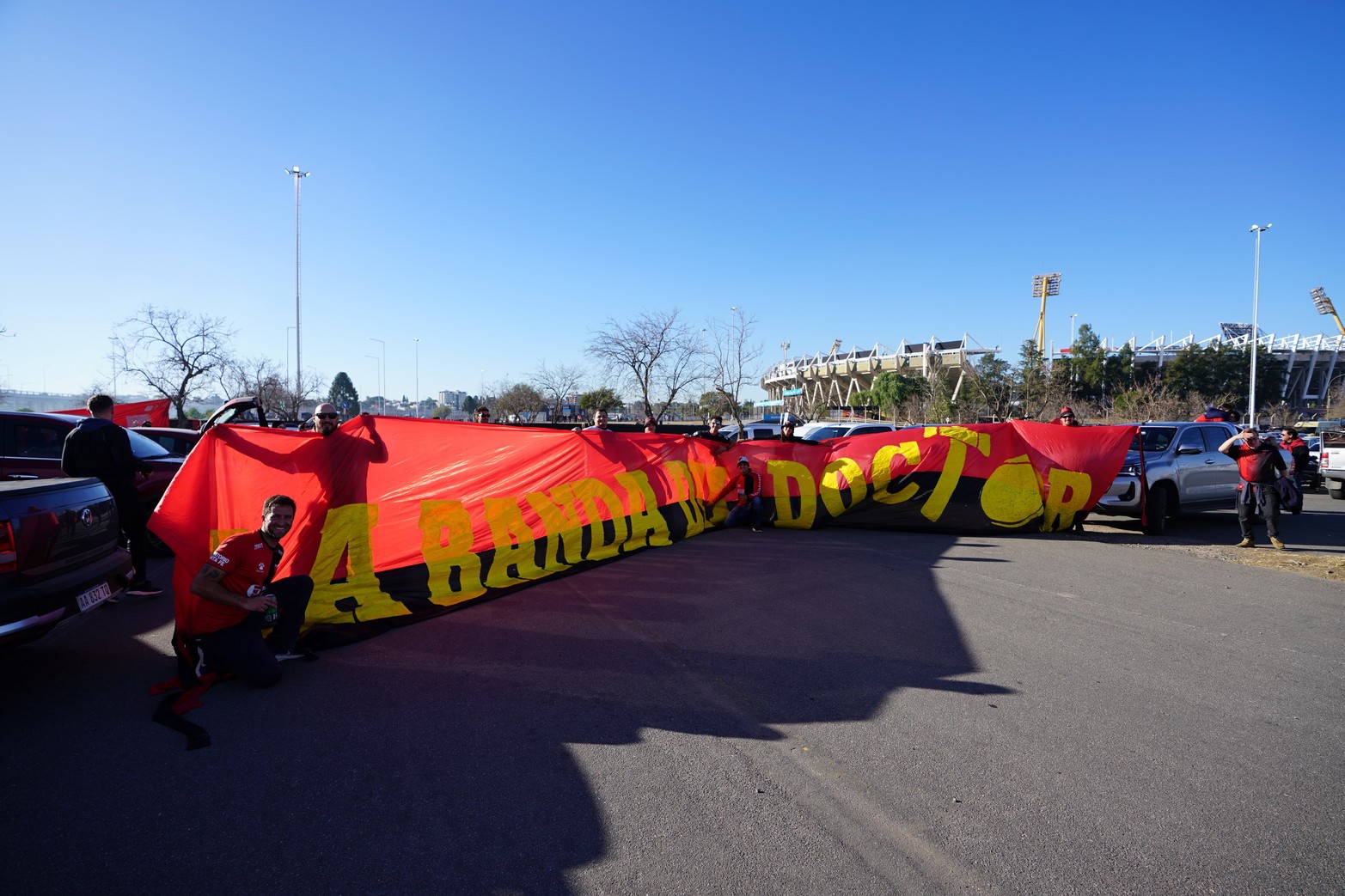 Gran cantidad de hinchas sabaleros ya llegaron al Estadio Kempes para asistir al encuentro de Colón con Talleres.