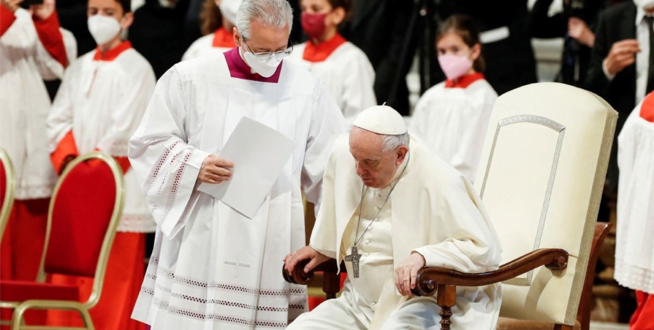 El papa Francisco pospuso su viaje a África debido al tratamiento que sigue por los dolores en su rodilla