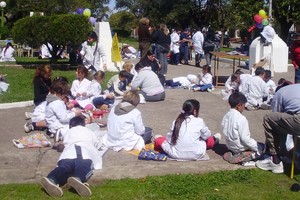 Alumnos argentinos en pleno desarrollo de sus trabajos para ediciones anteriores del certamen organizado por Fadam. Foto: Gentileza Fadam