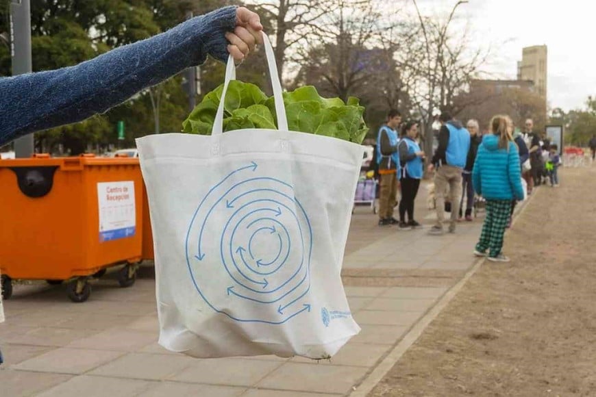 Esta propuesta ambiental colabora con emprendimientos sociales de la ciudad que reúnen y revalorizan los materiales entregados por los vecinos y vecinas. Asimismo, los productos que se entregan en el canje están realizados por productores de economía solidaria y de las huertas urbanas de la ciudad. Foto: Municipalidad de Rosario