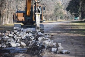 En este caso, se trata de las calles principales de zona oeste, claves para el barrio Profesional Country. Esta gran obra vial forma parte del Plan Incluir promovido por el Gobierno de Santa Fe: el convenio fue firmado hace algunos días junto al Ministro de Gestión Pública, Marcos Corach.  Foto: Gobierno de Funes