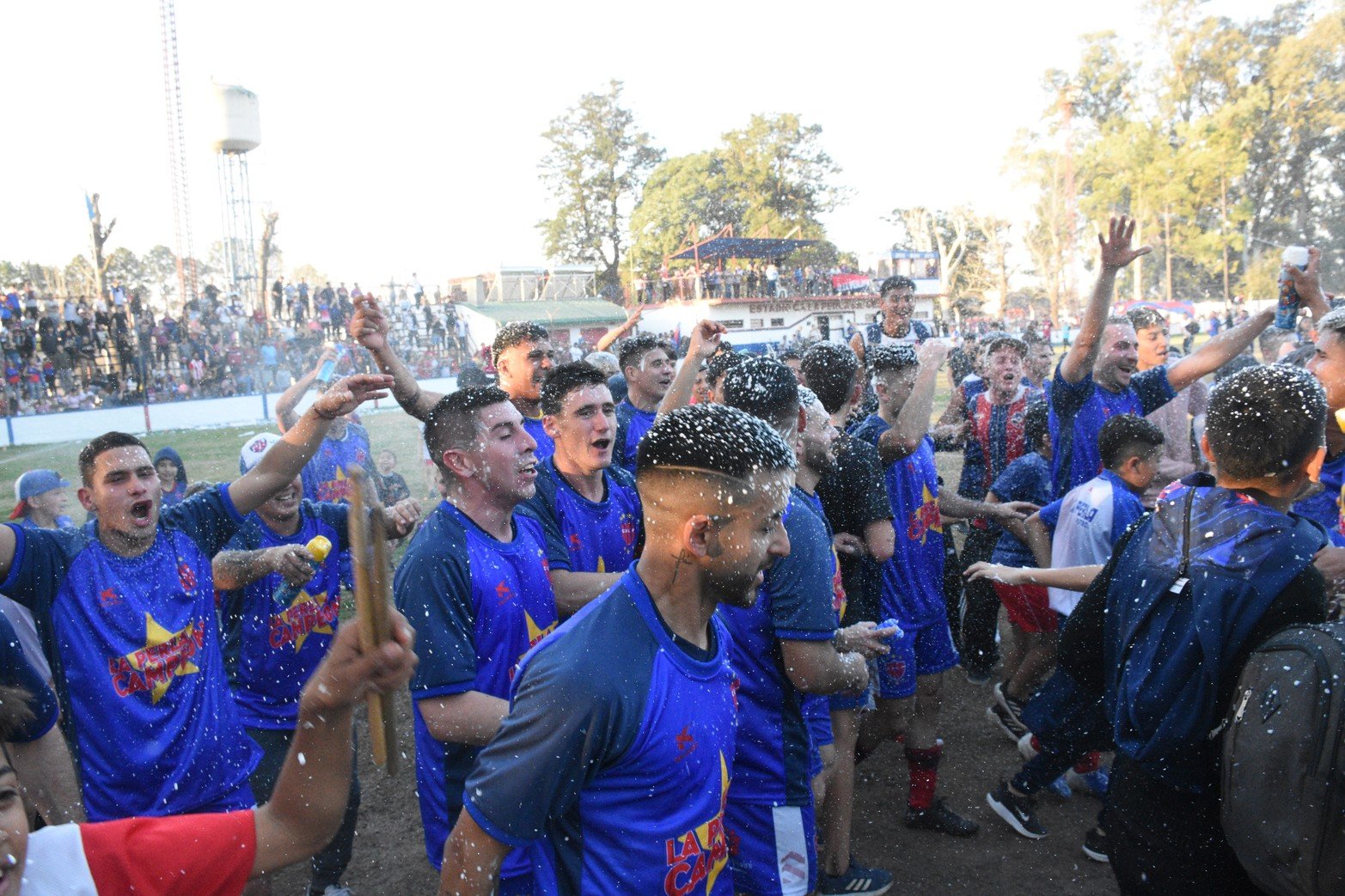 La Perla campeón de la liga. Foto Luis Cetraro