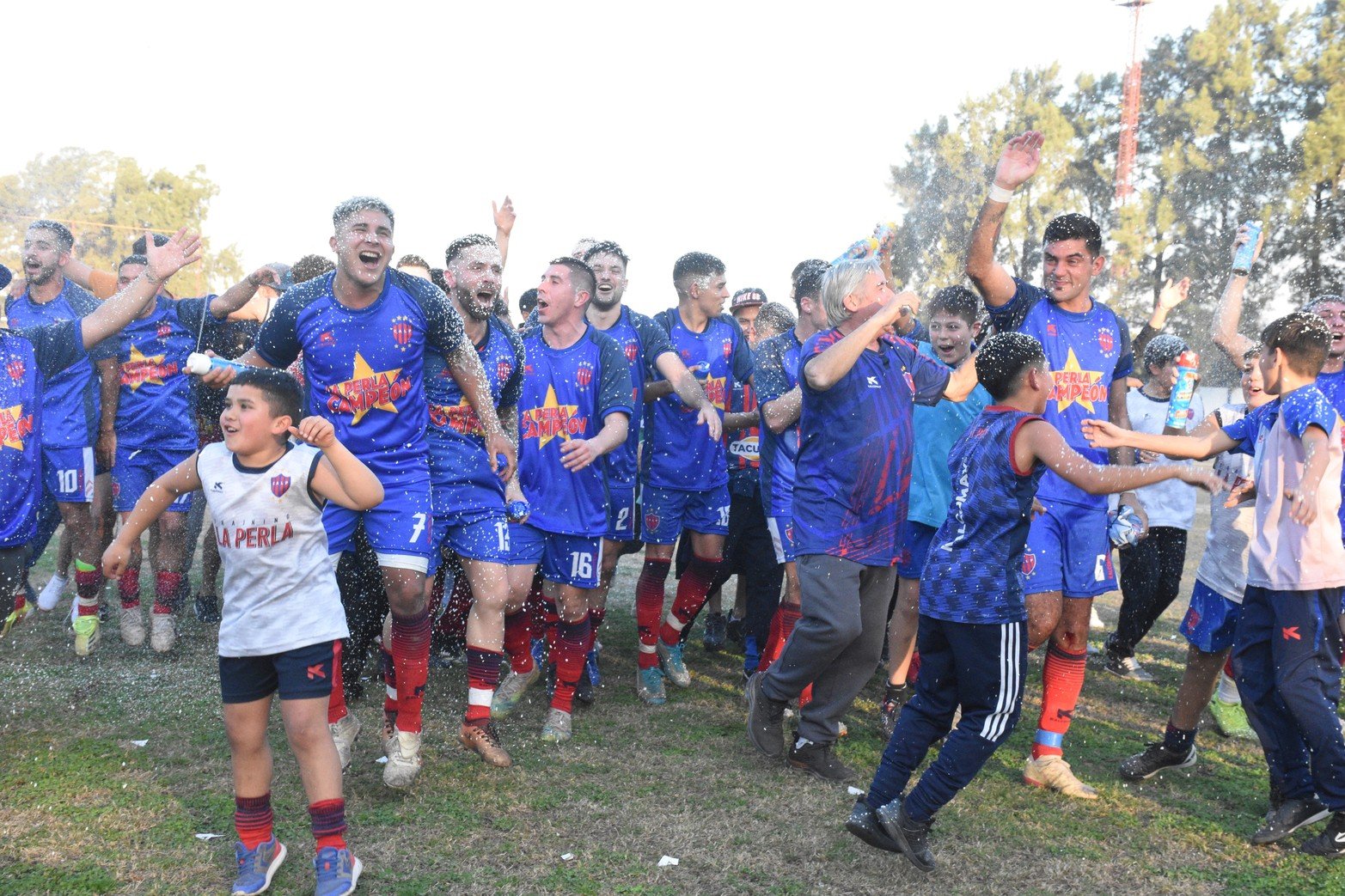 La Perla campeón de la liga. Foto Luis Cetraro