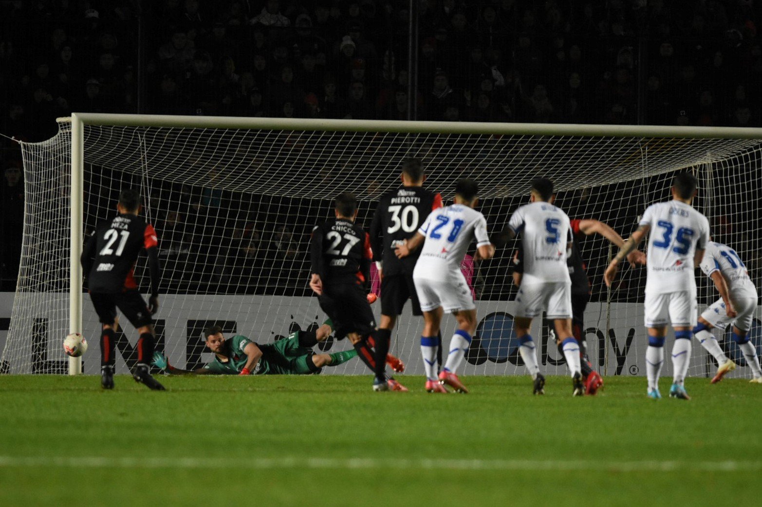 Colón reaccionó a tiempo y derrotó 2 a 1 a Vélez en Santa Fe. Ignacio Chicco atajó un penal en el segundo tiempo. Foto: Manuel Fabatía