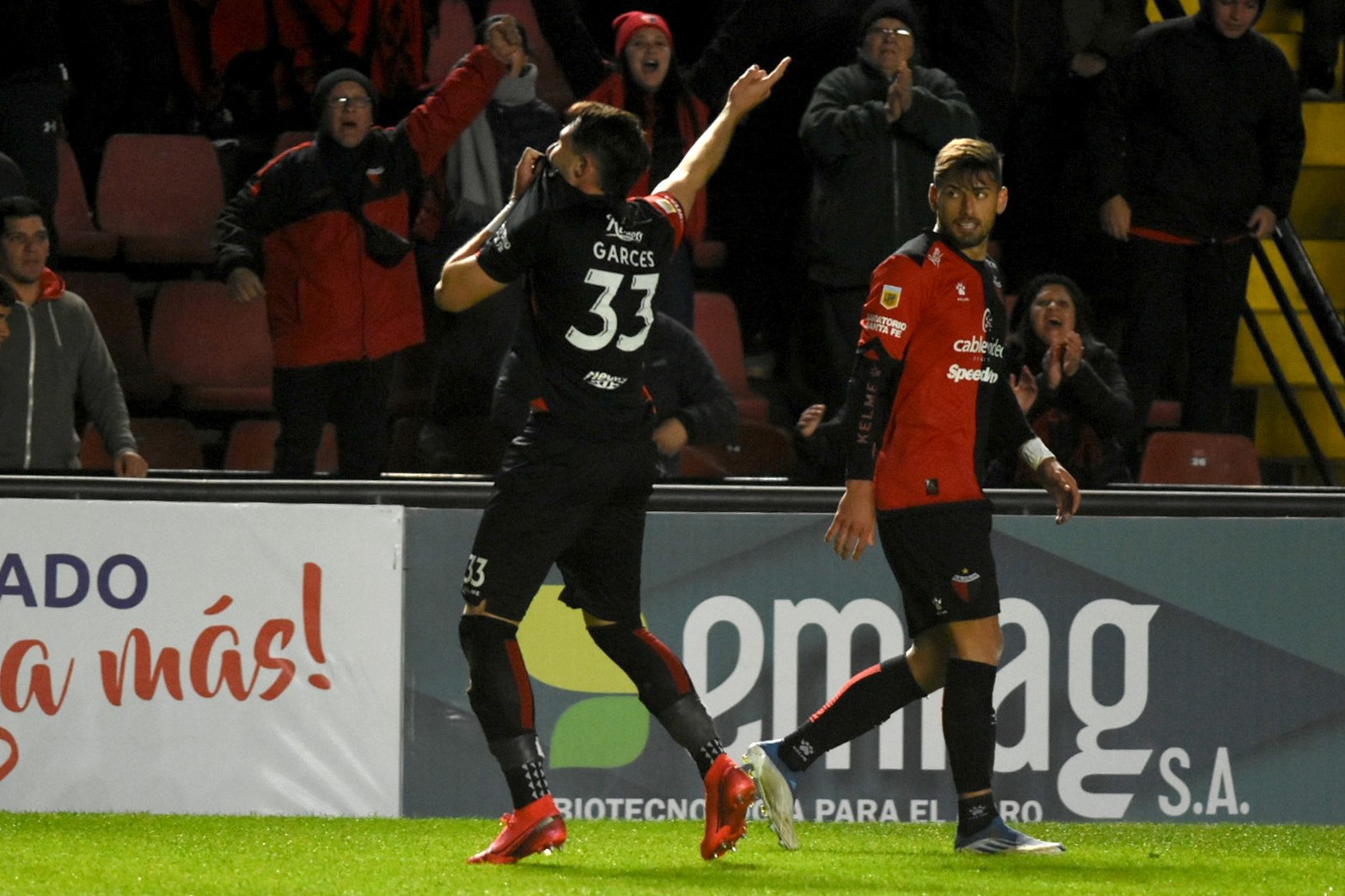 Colón reaccionó a tiempo y derrotó 2 a 1 a Vélez en Santa Fe. Ignacio Chicco atajó un penal en el segundo tiempo. Foto: Manuel Fabatía