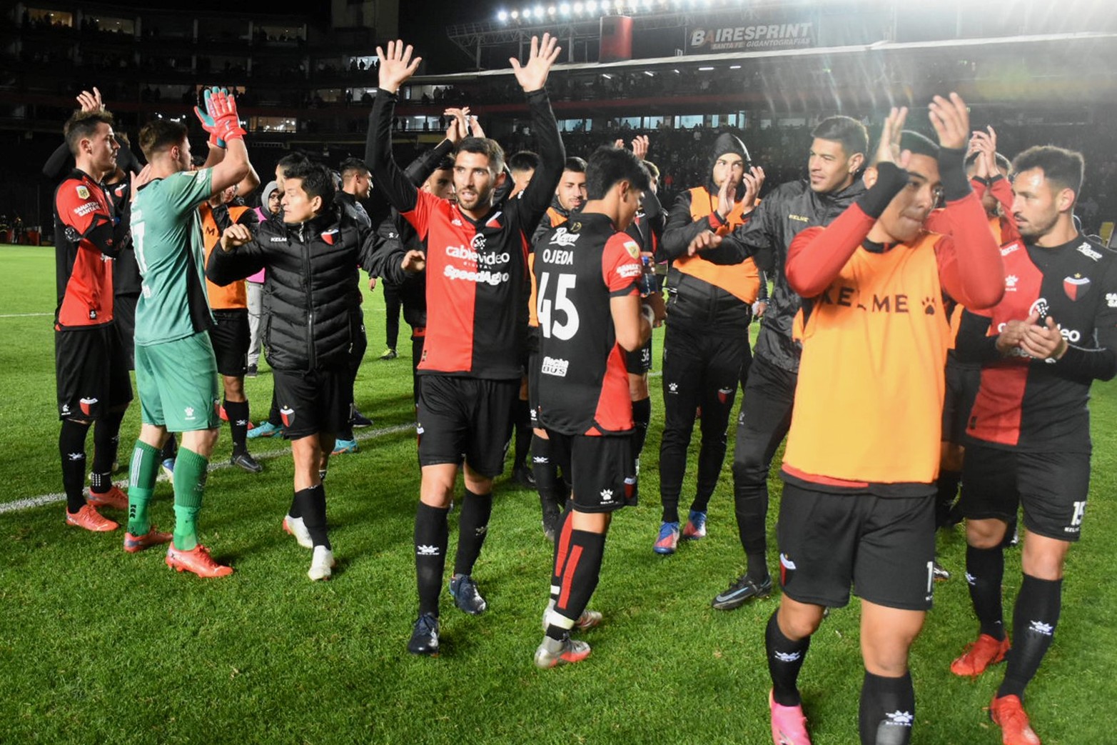 Colón reaccionó a tiempo y derrotó 2 a 1 a Vélez en Santa Fe. Ignacio Chicco atajó un penal en el segundo tiempo. Foto: Manuel Fabatía